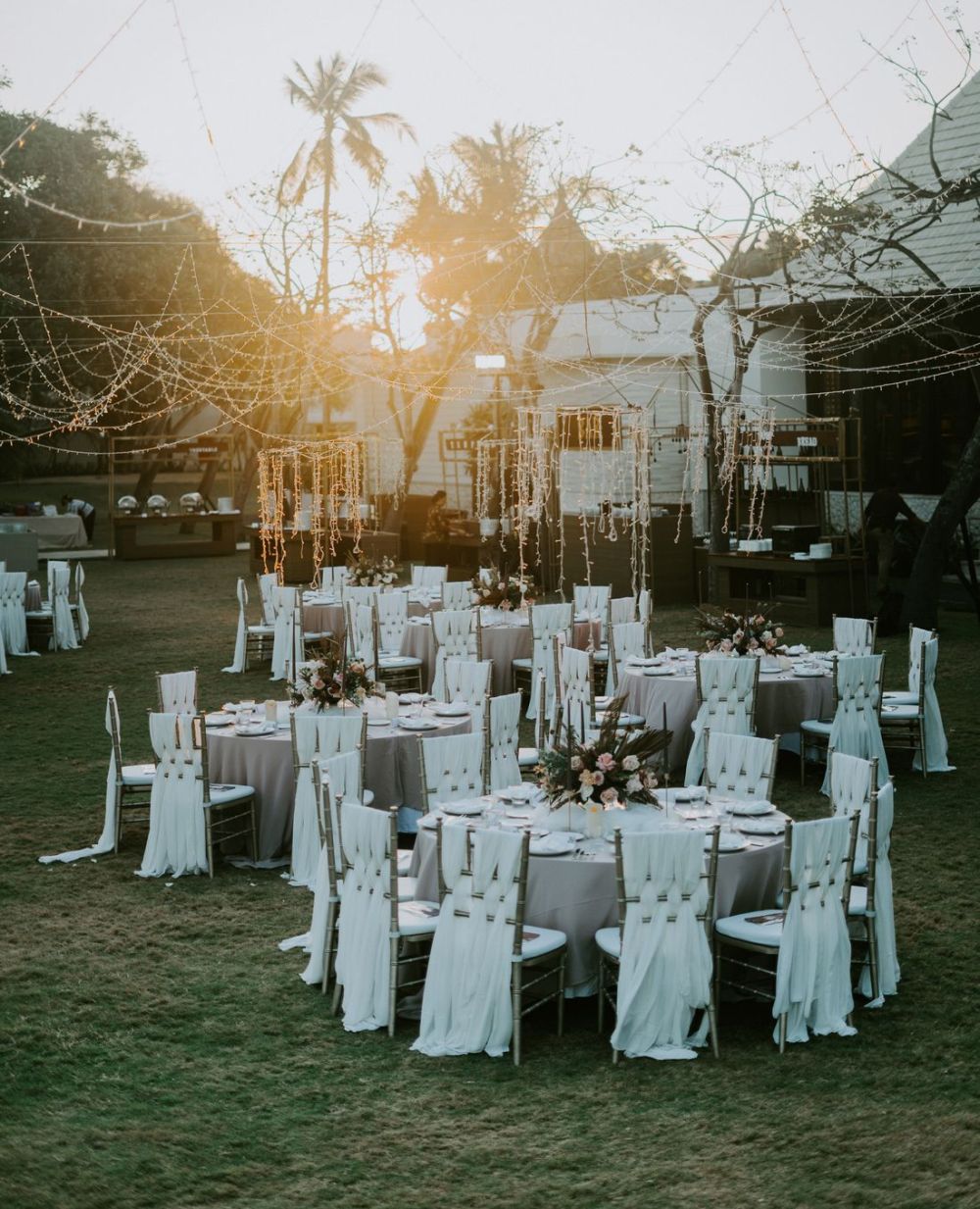 Salón de eventos montado al atardecer
